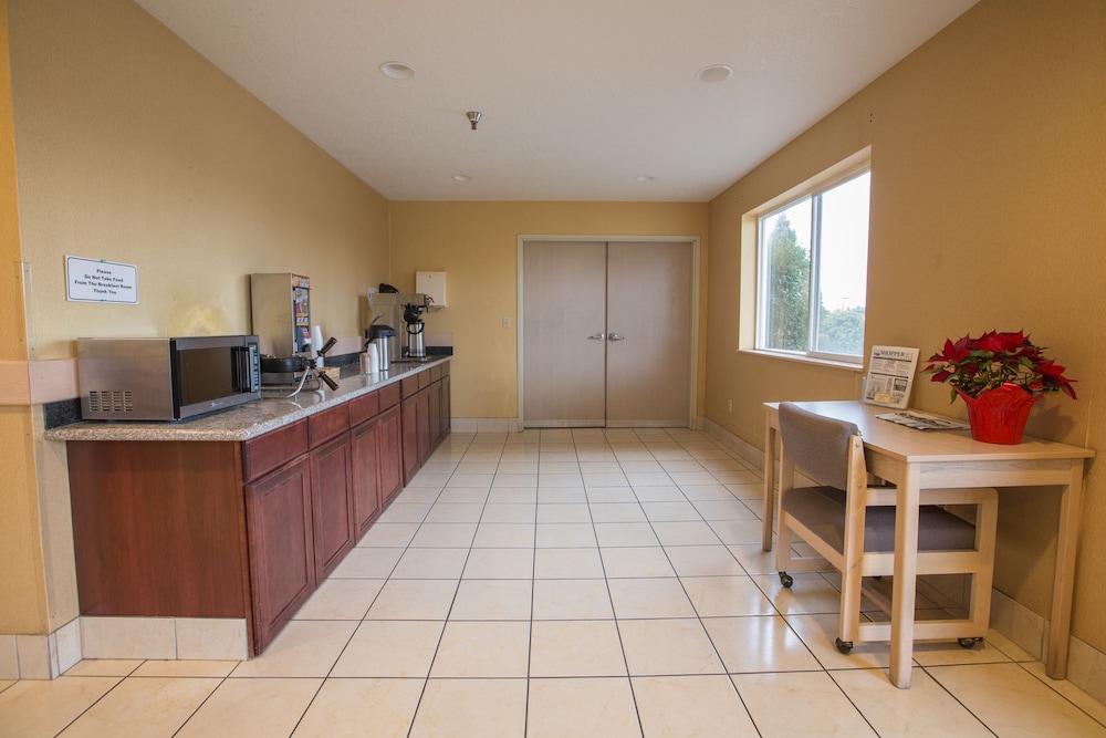 Bridgeway Inn & Suites Sublimity 6/41