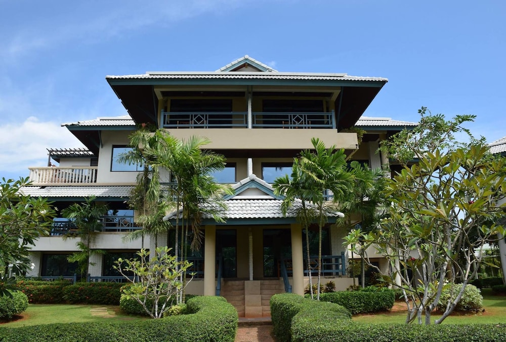 Phi Phi Island Cabana Hotel 4/69