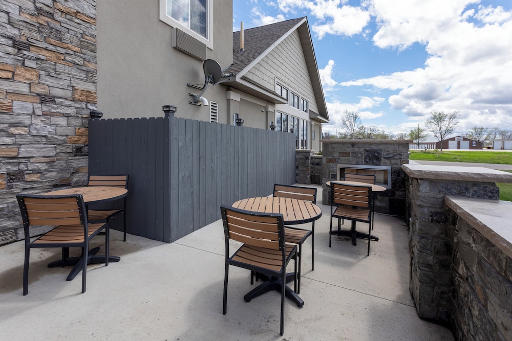 Grandstay Hotel And Suites Morris 42/52