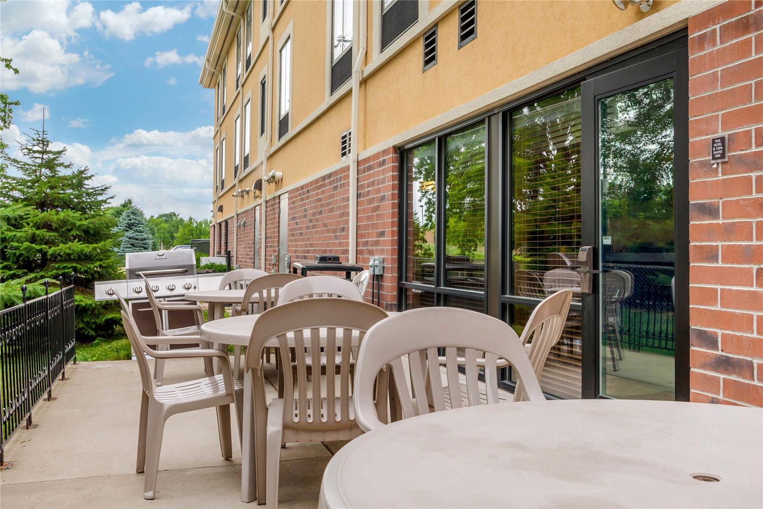 Sleep Inn and Suites Airport Milwaukee WI 28/38