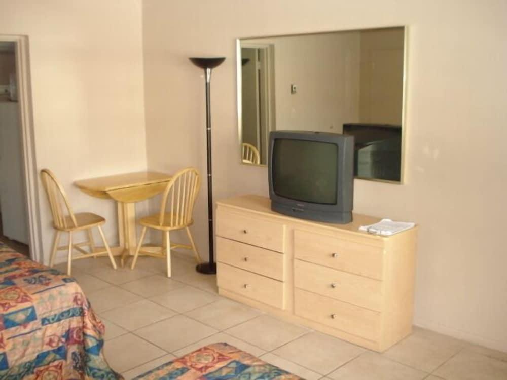Knights Inn Hallandale 16/25