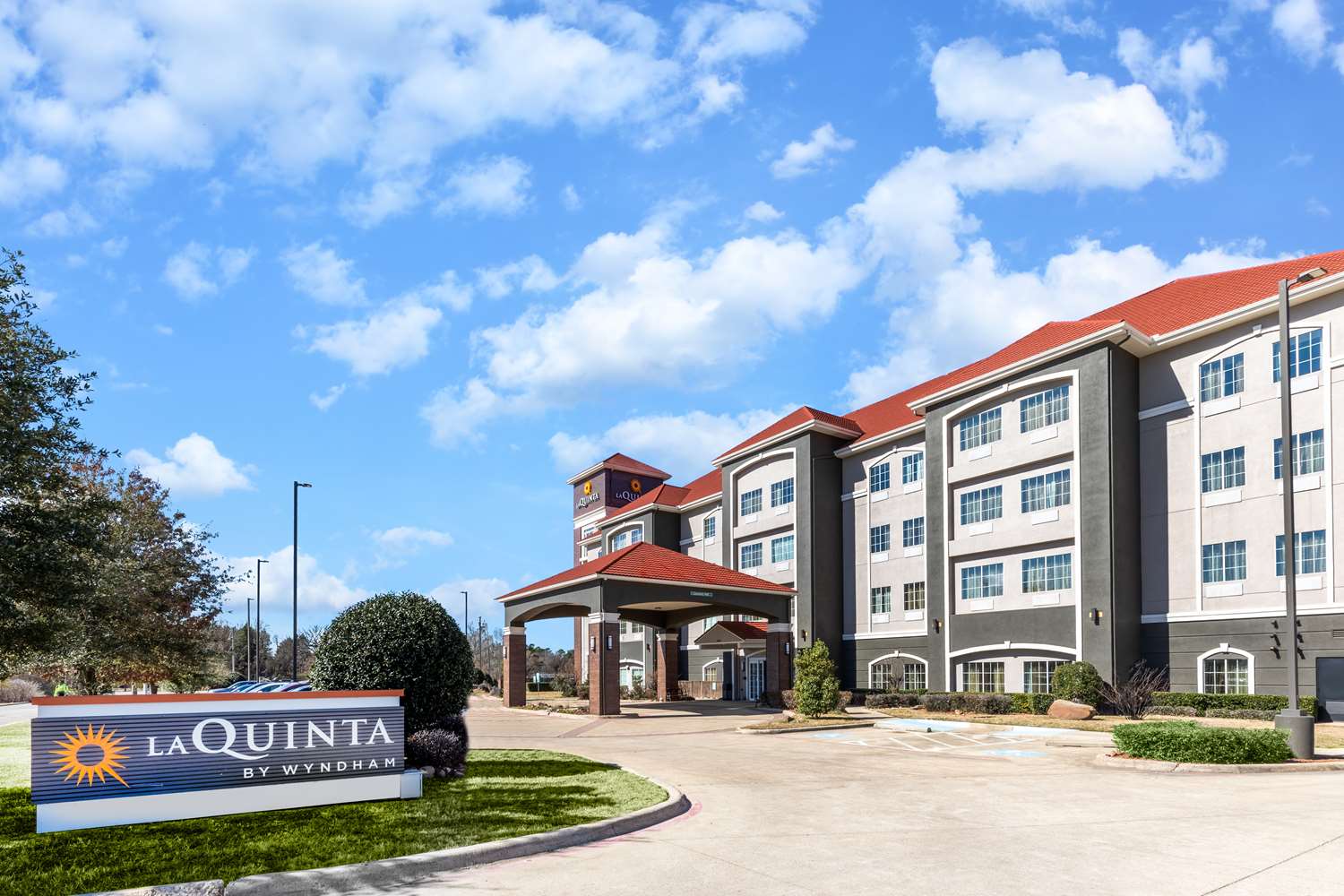 La Quinta Inn and Suites by Wyndham Mt. Pleasant 69/72