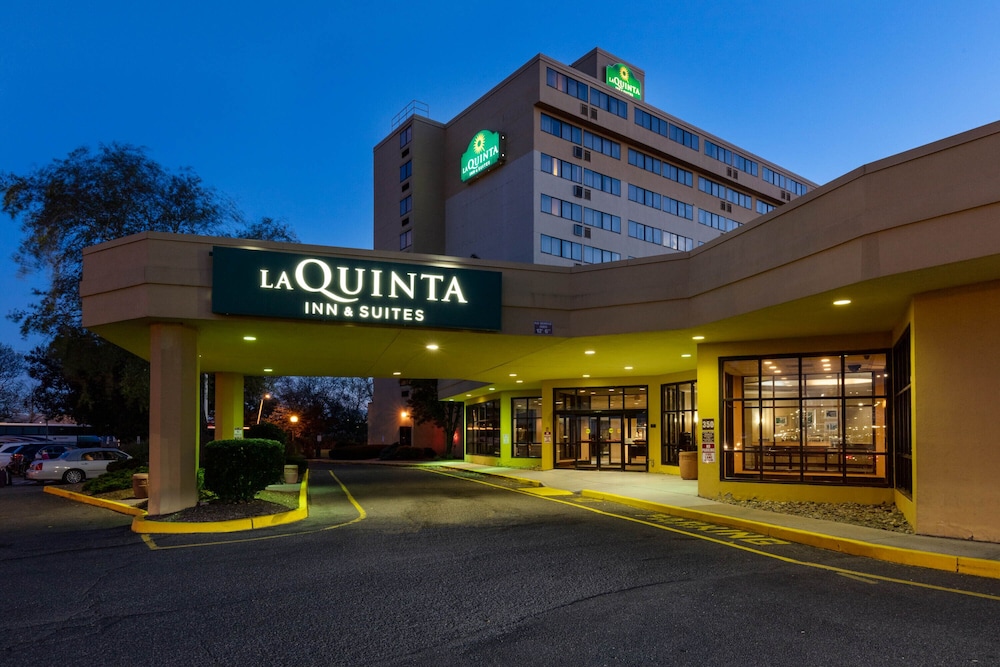 La Quinta Inn and Suites by Wyndham Secaucus Meadowlands 2/41