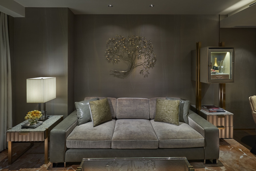 Mandarin Oriental The Landmark, Hong Kong 45/75