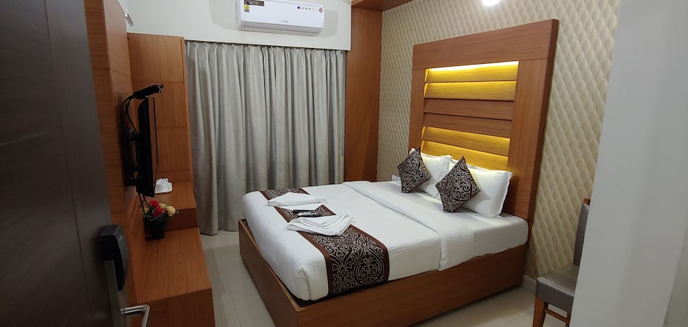 DELUXE, DOUBLE BED, SMOKING