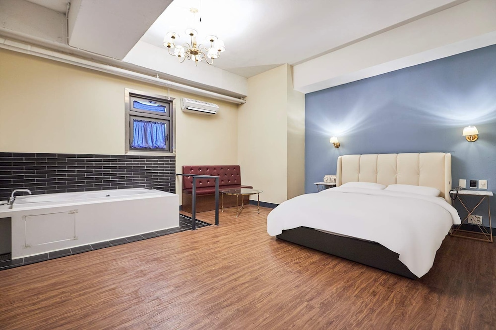 648 Hotel 25/57