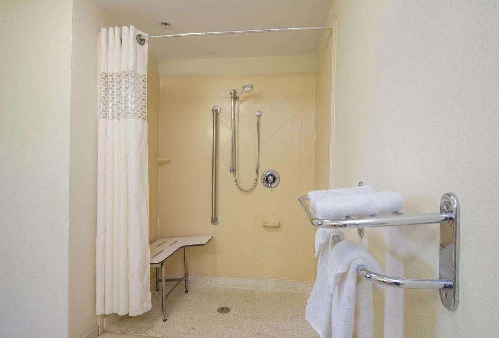 استوديو بسرير كينج لذوي الإعاقة، Hampton Inn Brattleboro 3/3