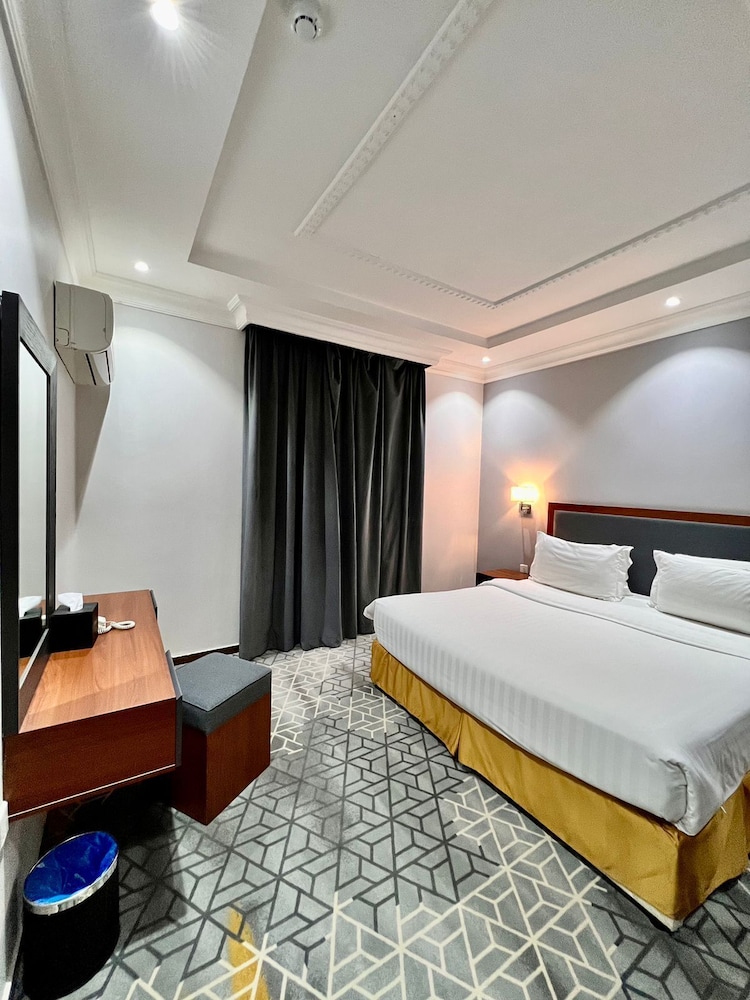 Deluxe, King Bed, City View