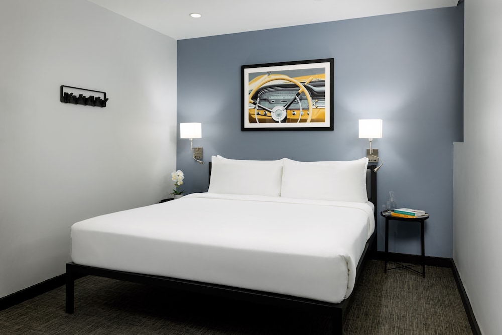 DELUXE, KING BED