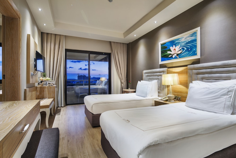 Garden, Camelia, Double and Twin Beds, Land View