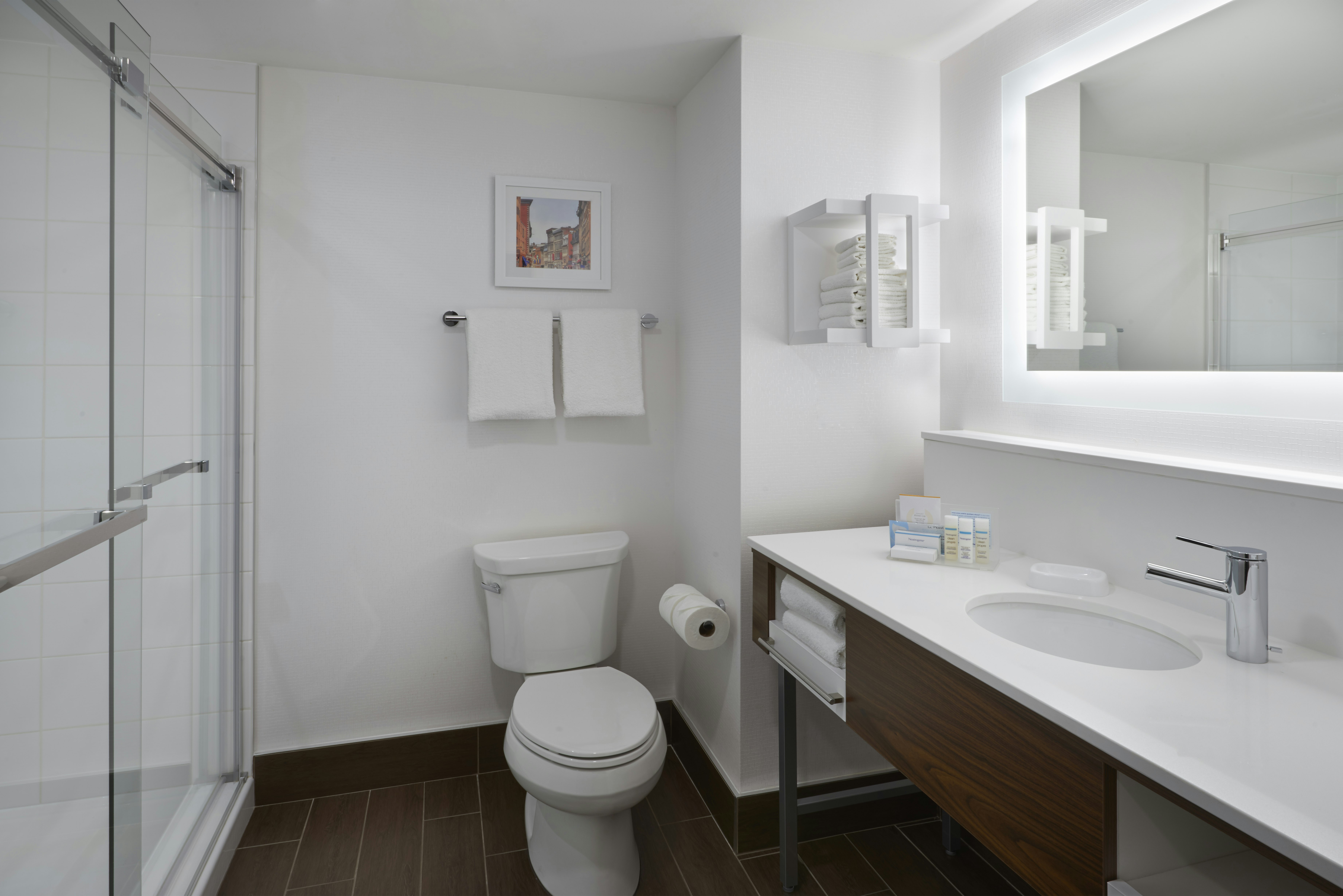 غرفة بسرير كينج مع أريكة، Hampton Inn and Suites by Hilton Montreal Dorval 2/2