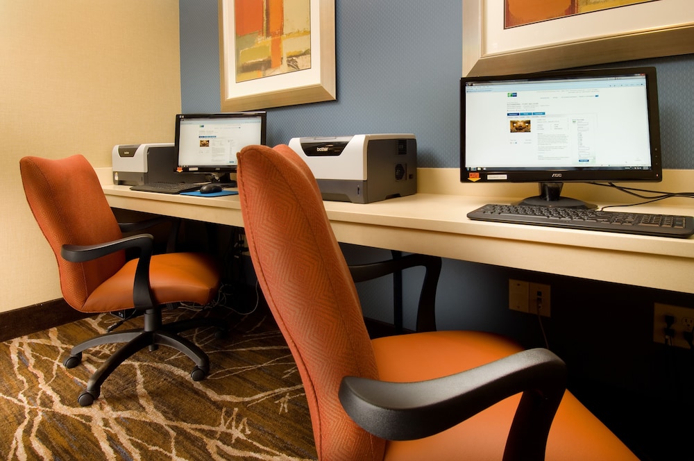 Holiday Inn Express Suites Alexandria Fort Belvoir 62/73