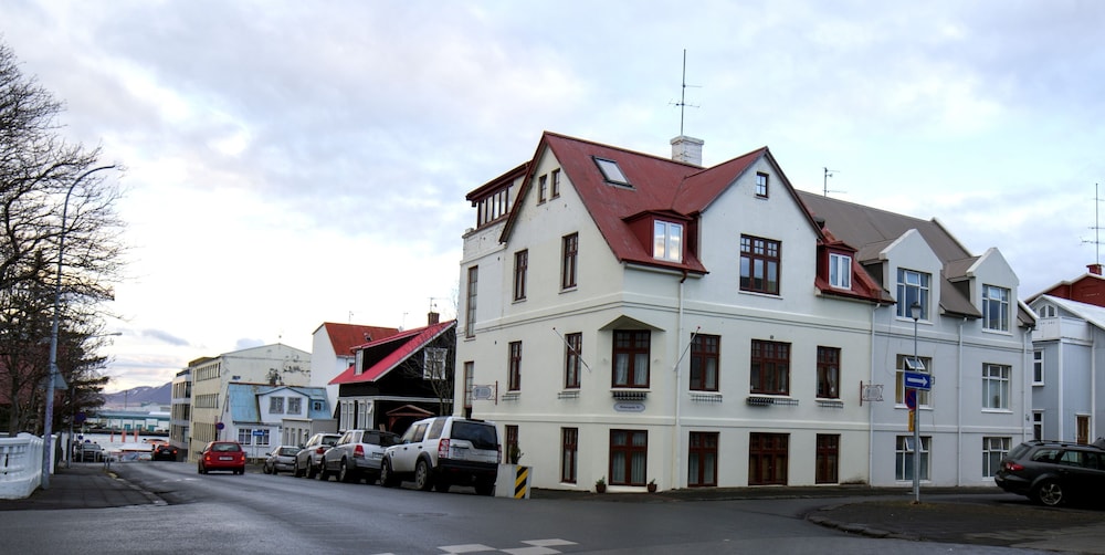 Three Sisters Studio Apartments 38/43