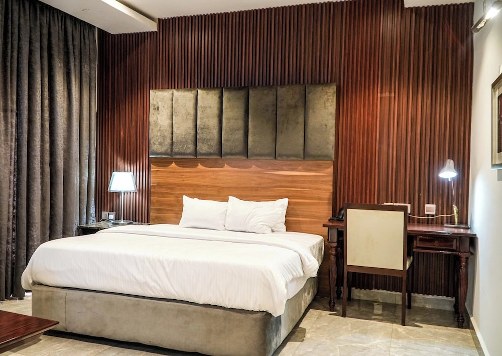 Grand Towers Hotel 9/50