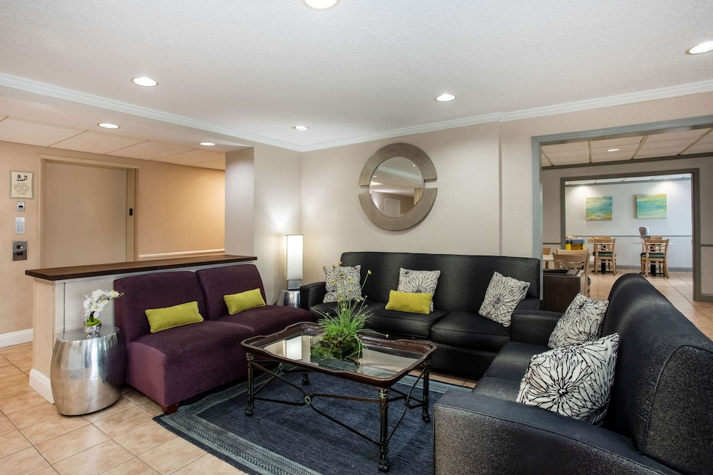 La Quinta Inn & Suites by Wyndham Melbourne Viera 40/56