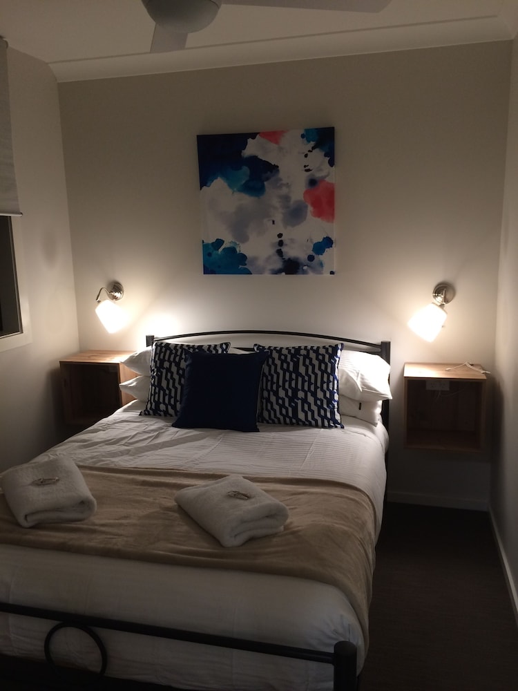 DUNGOWAN HOLIDAY ACCOMODATION 22/75