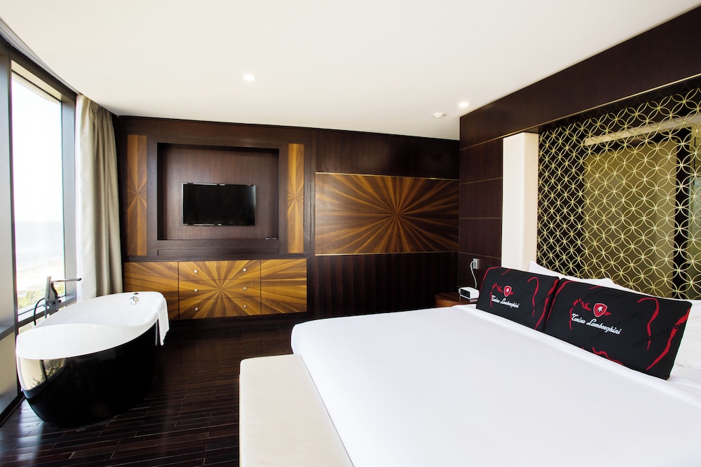 Presidential, Suite, Double Bed, Ocean View, Bathtub, Holiday Beach Hotel Danang 7/10