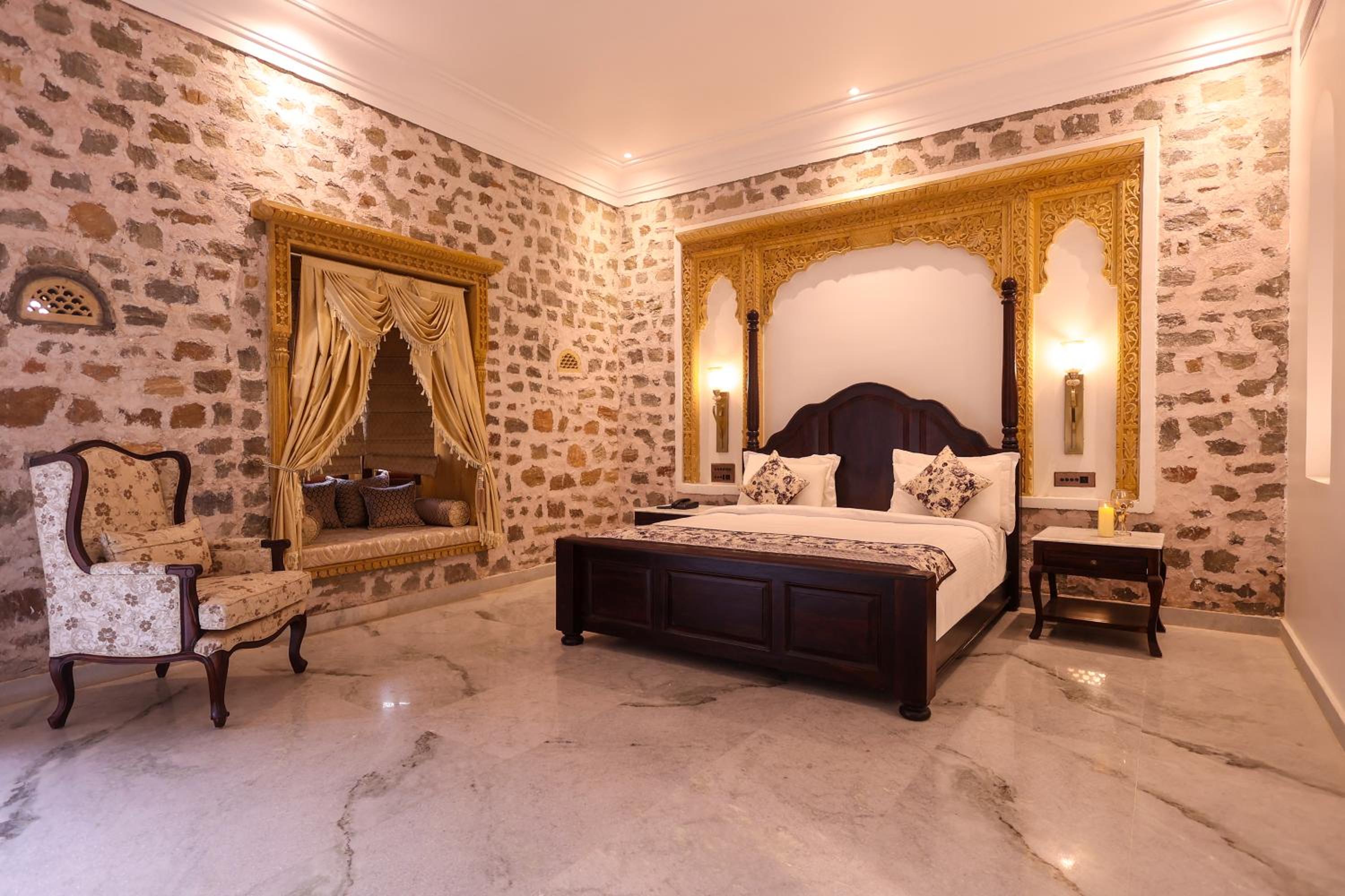 Heritage, Suite, Queen Bed, Mountain View, Bathtub