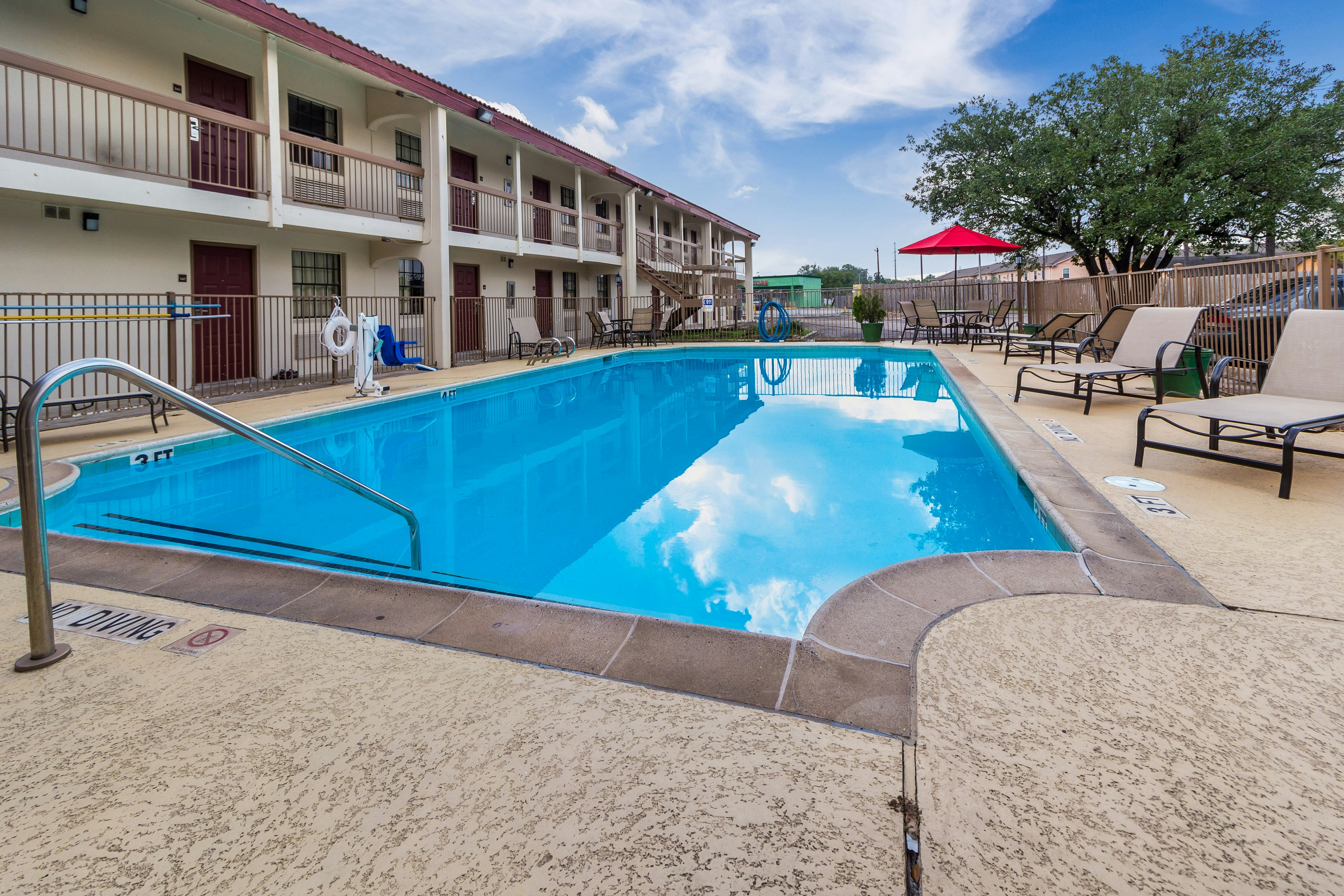 Red Roof Inn Houston East - I-10 18/26