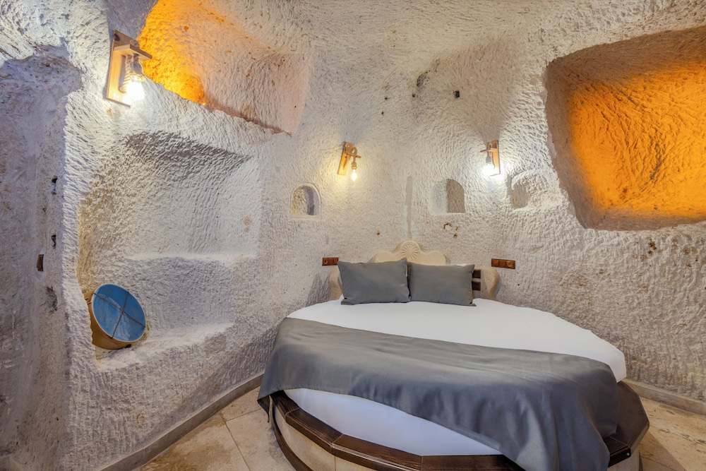 CASTLE CAVE HOUSE 27/50
