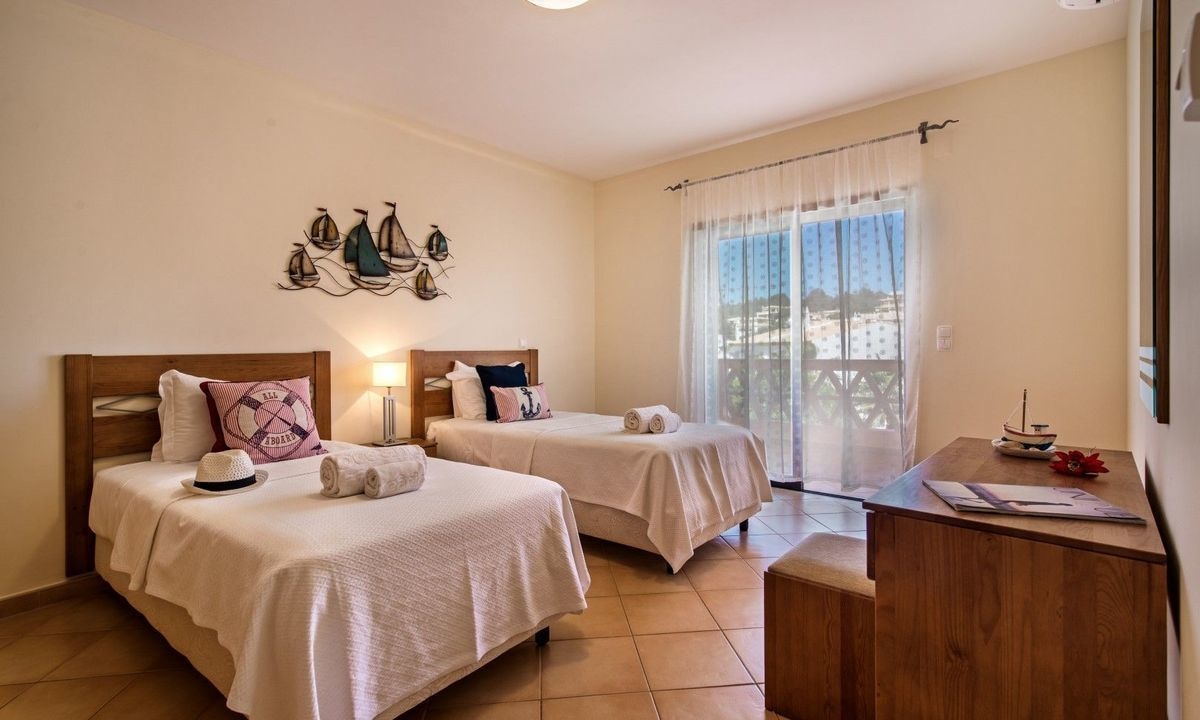 3 BEDROOMS, APARTMENT, 1 DOUBLE AND 4 SINGLE BEDS