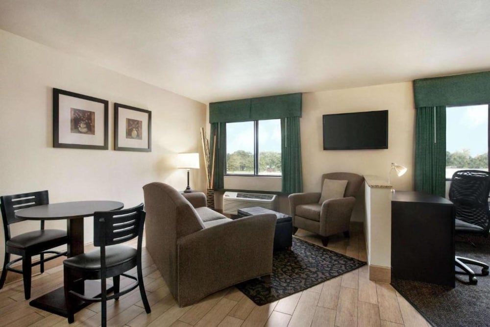 Travelodge By Wyndham Livonia 17/21