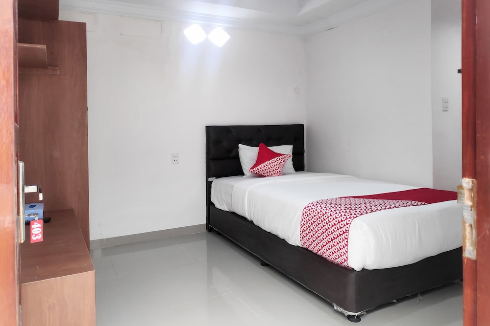 OYO 621 Vania Residence 8/32