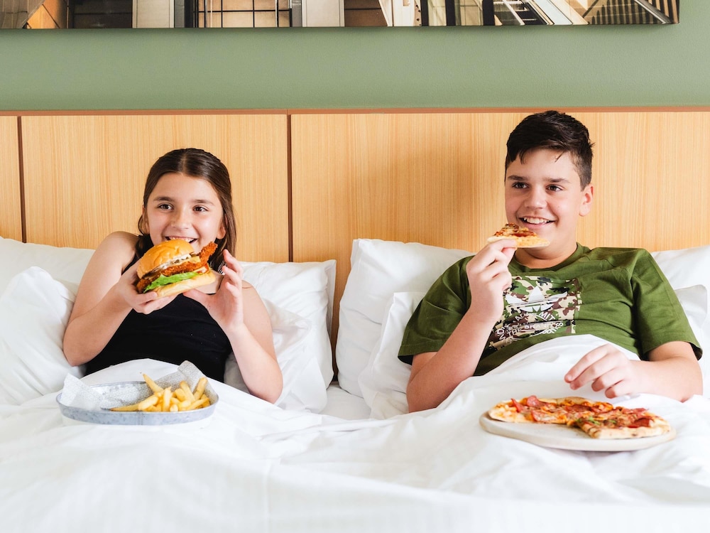 Mercure Sydney Blacktown 16/72