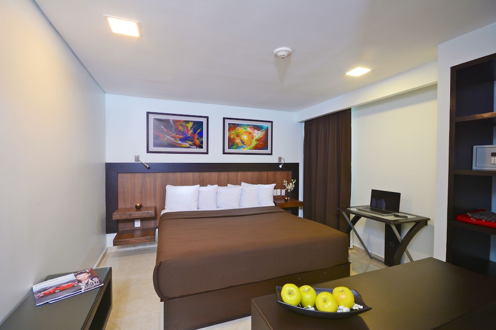 Hotel & Suites PF 14/43