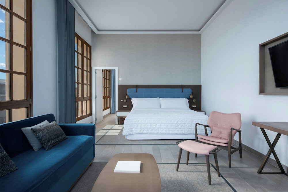 Junior Suite, King Bed, Beach Front, Le Meridien Ra Beach Hotel And Spa 2/7