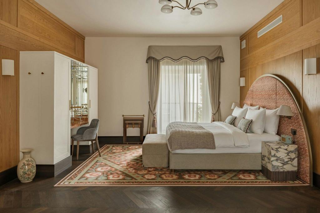 Suite, King Bed, Courtyard View, Next to Elevator