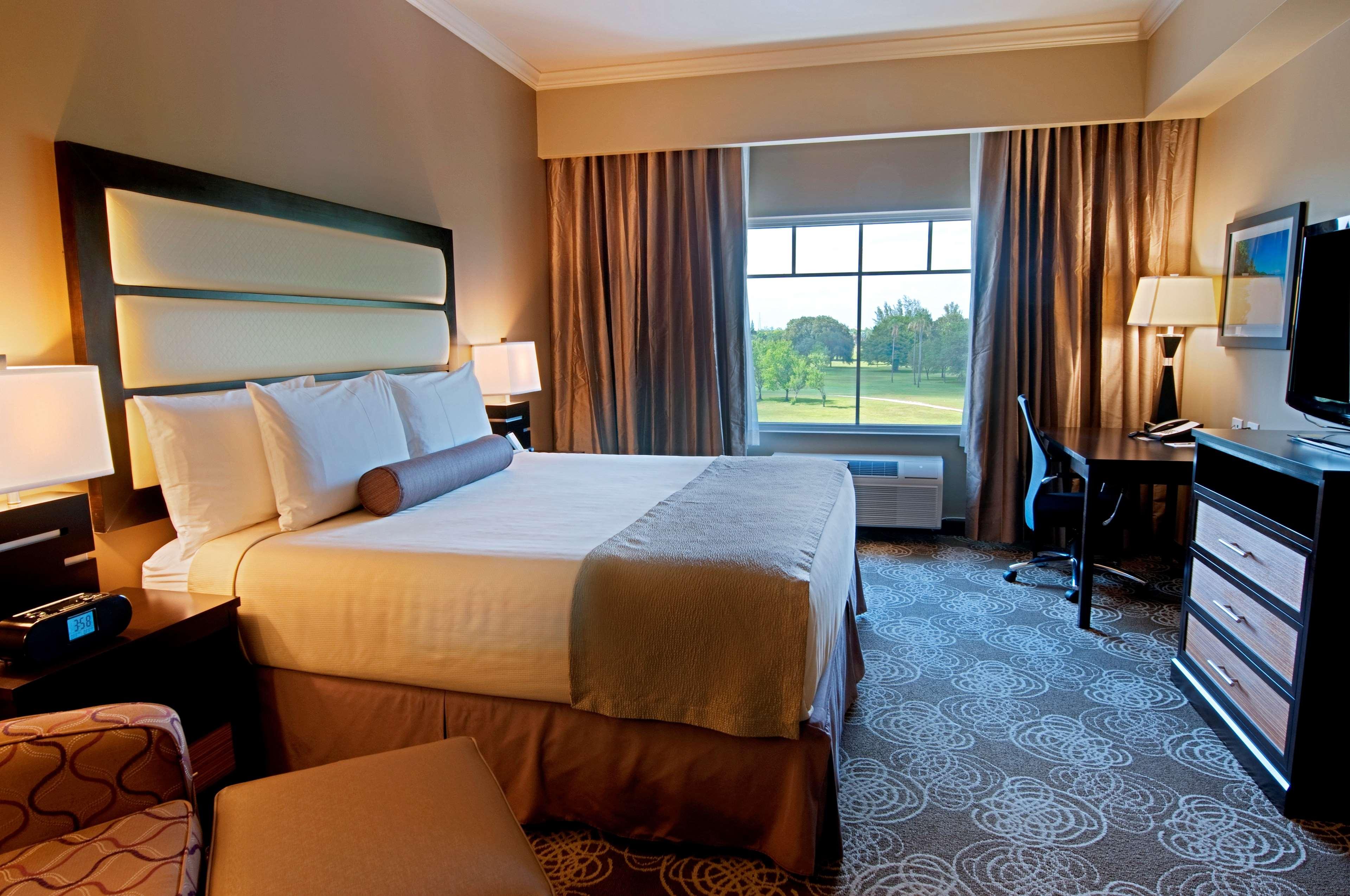 غرفة، Best Western Plus Miami Airport North Hotel & Suites 2/10