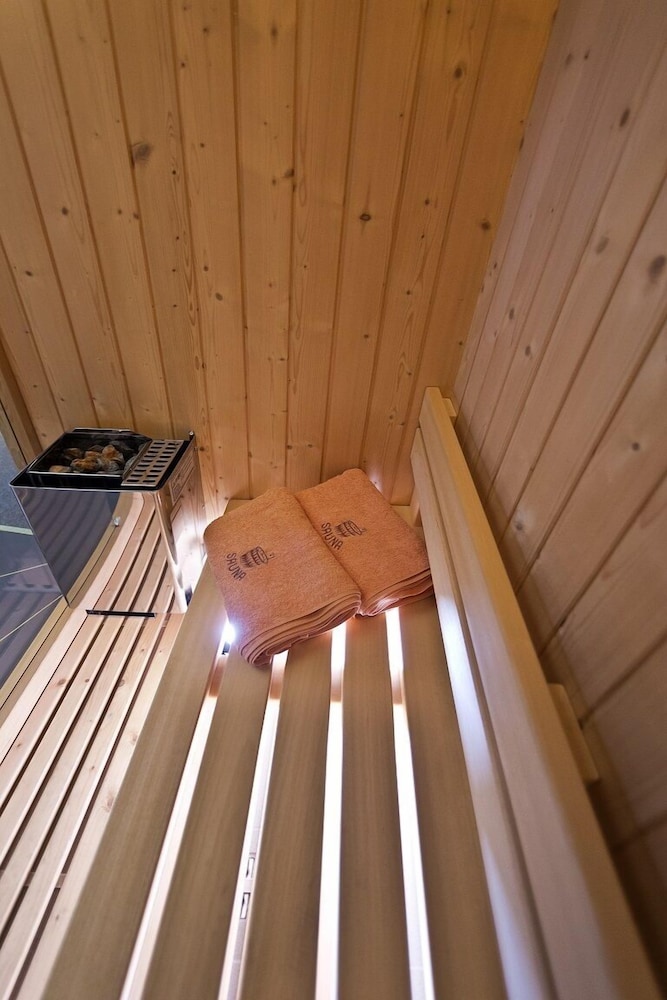 Vip's Motel Luxury Accommodation & Spa 24/72
