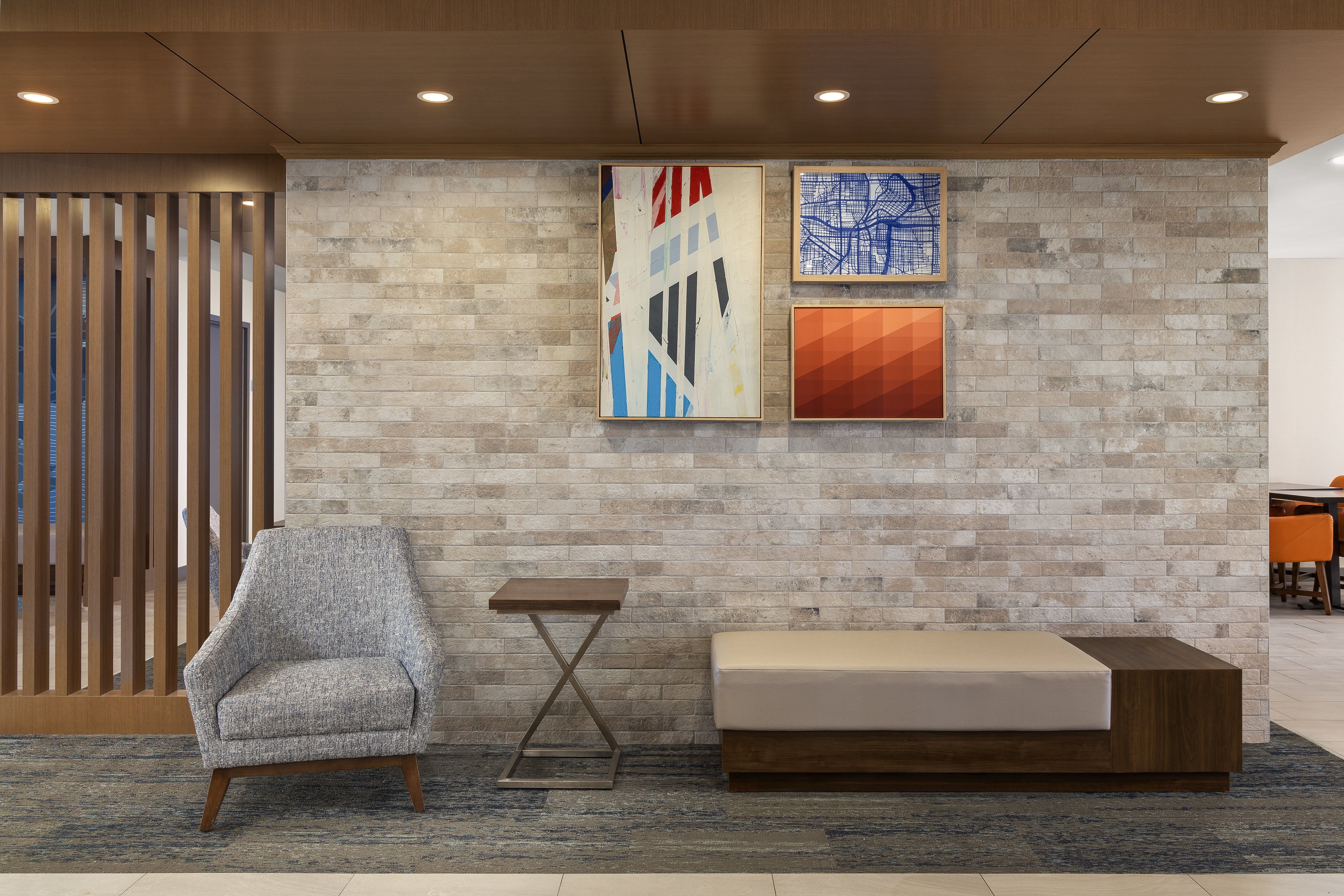 Holiday Inn Express Suites 44/66