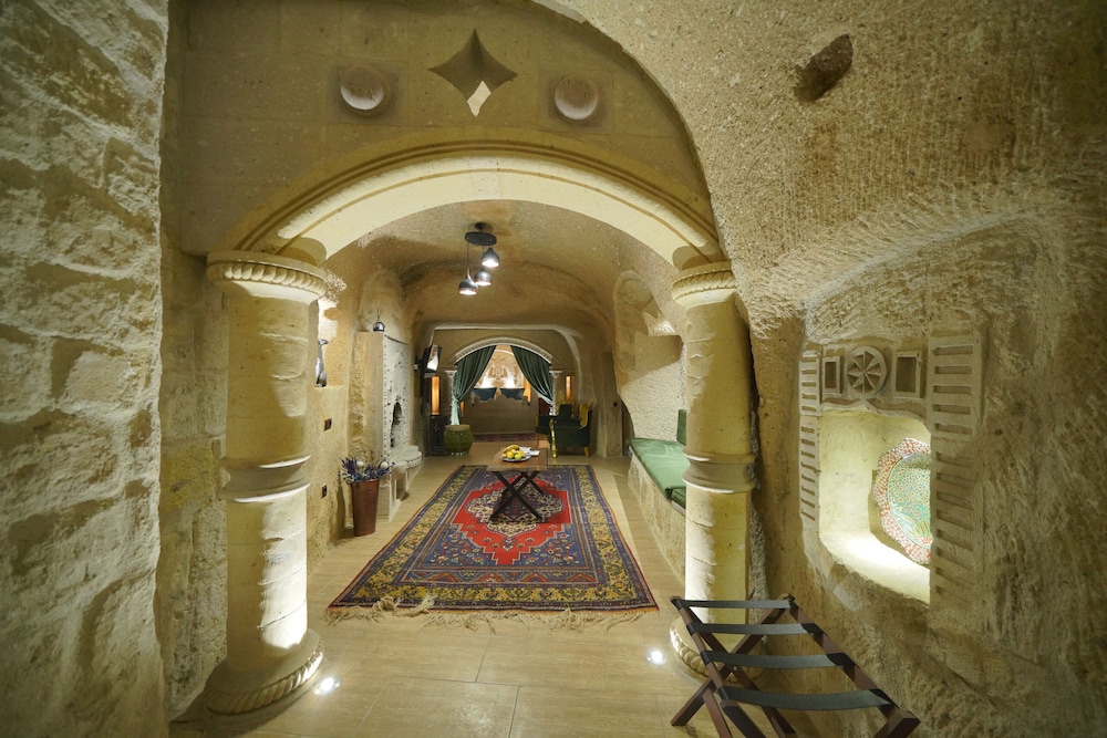 Holiday Cave Hotel 3/81