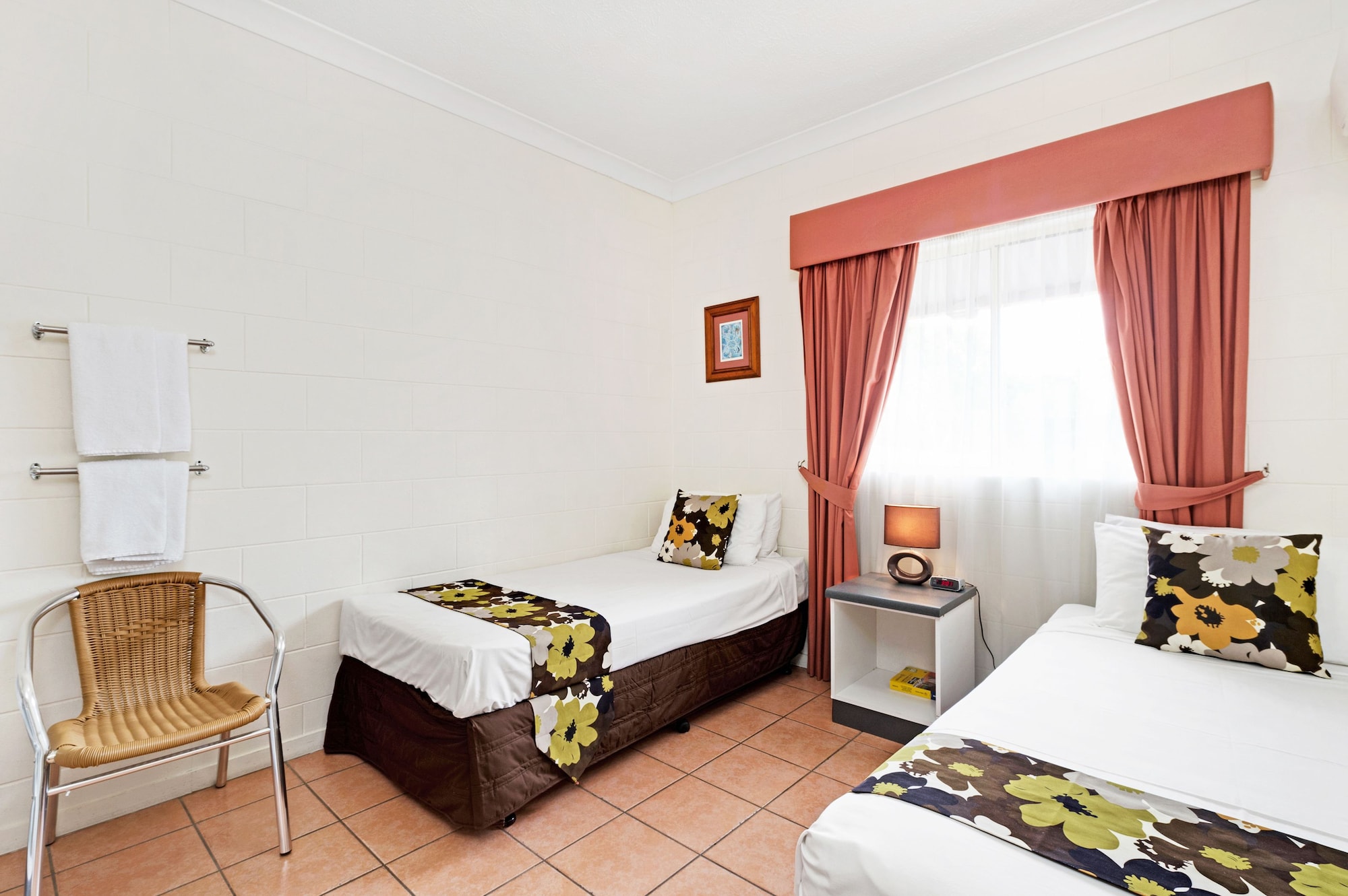 ECONOMY, TWIN BEDS, SHARED BATHROOM