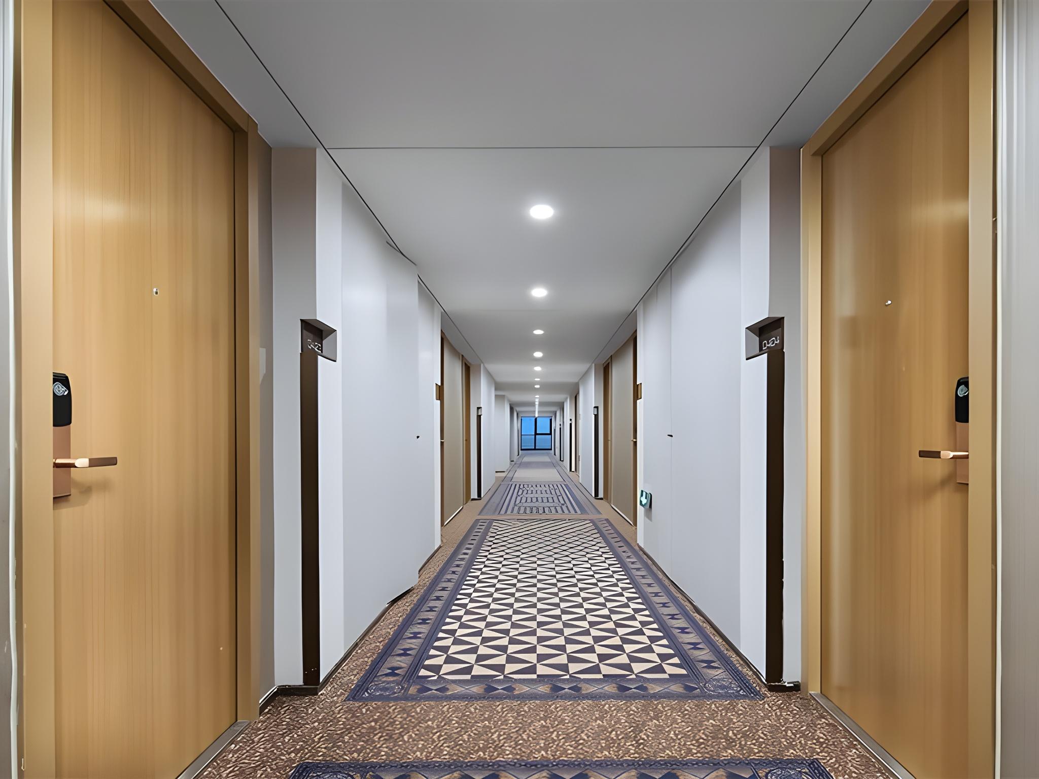 Vienna International Hotel (Nanjing South Railway Station South Square) 7/37