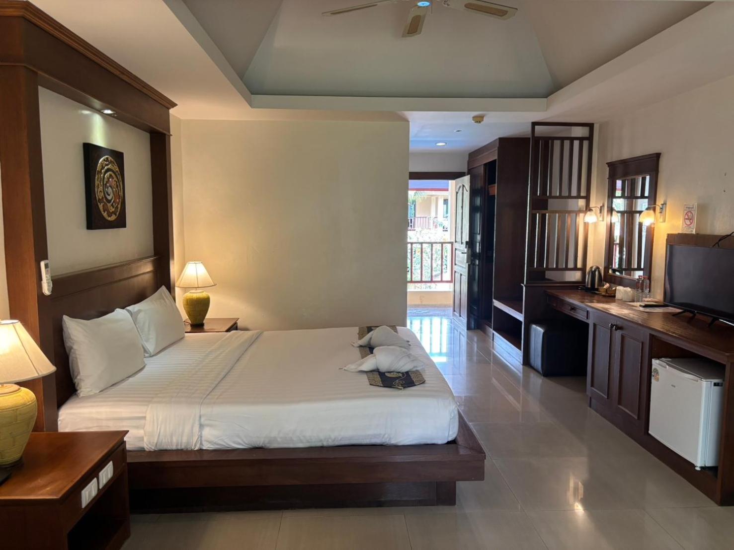 Deluxe, Double or Twin Bed, Side Pool View