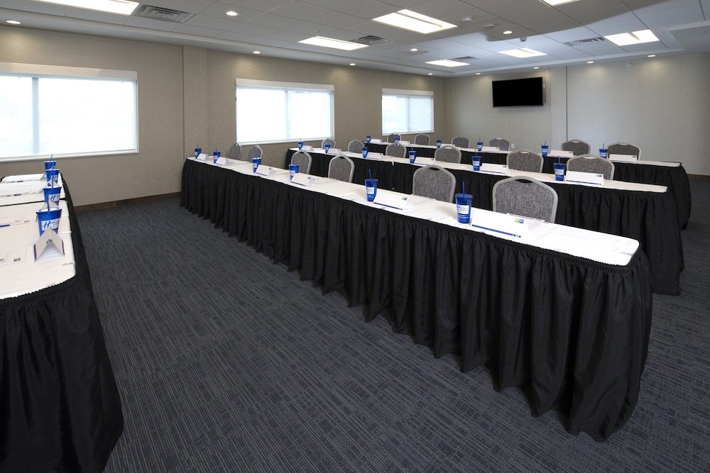 Holiday Inn Express Suites Alpena Downtown 36/40