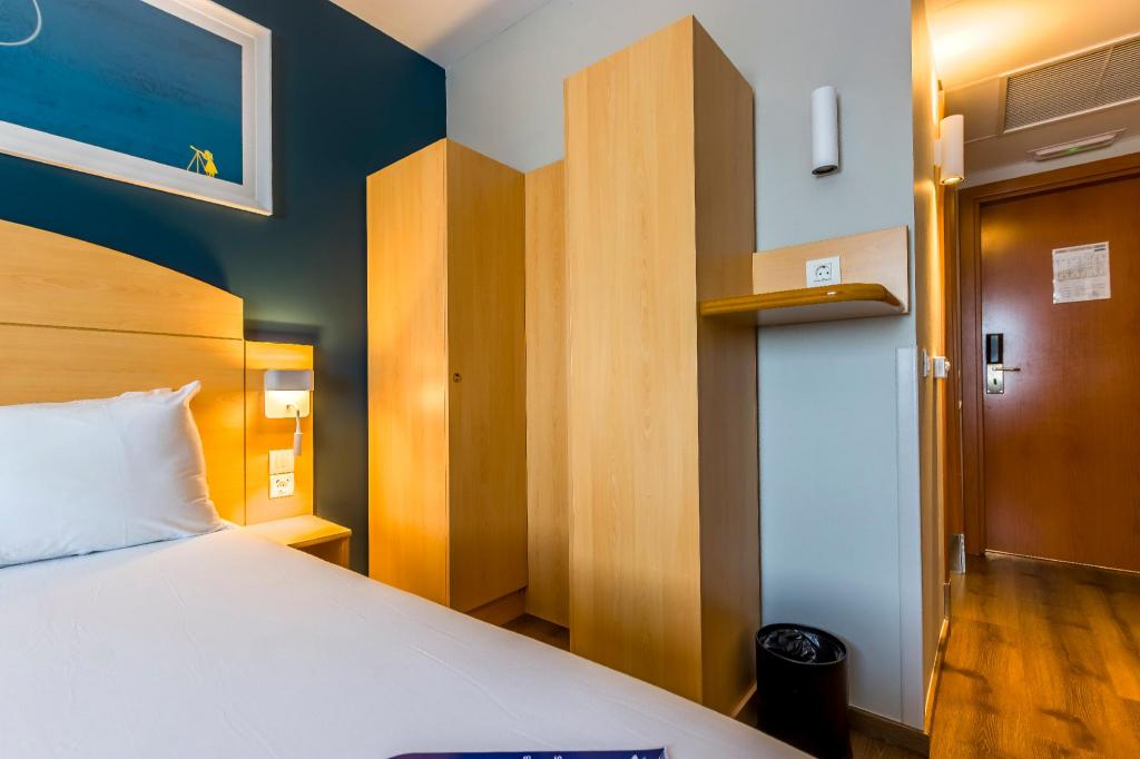 Room, Triple, 1 Queen and 1 Single Bed, No Parking