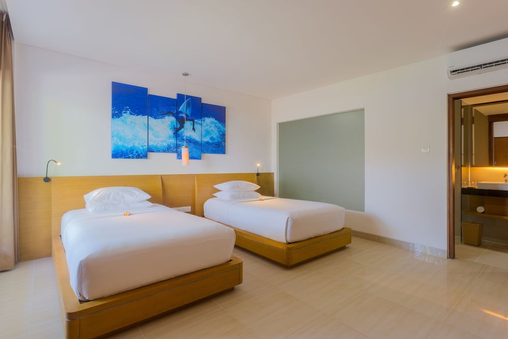 GRAND, TWIN BEDS, POOL VIEW