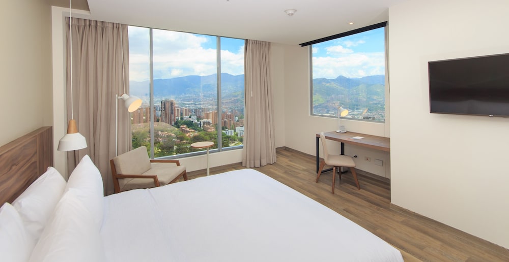 DELUXE, KING BED