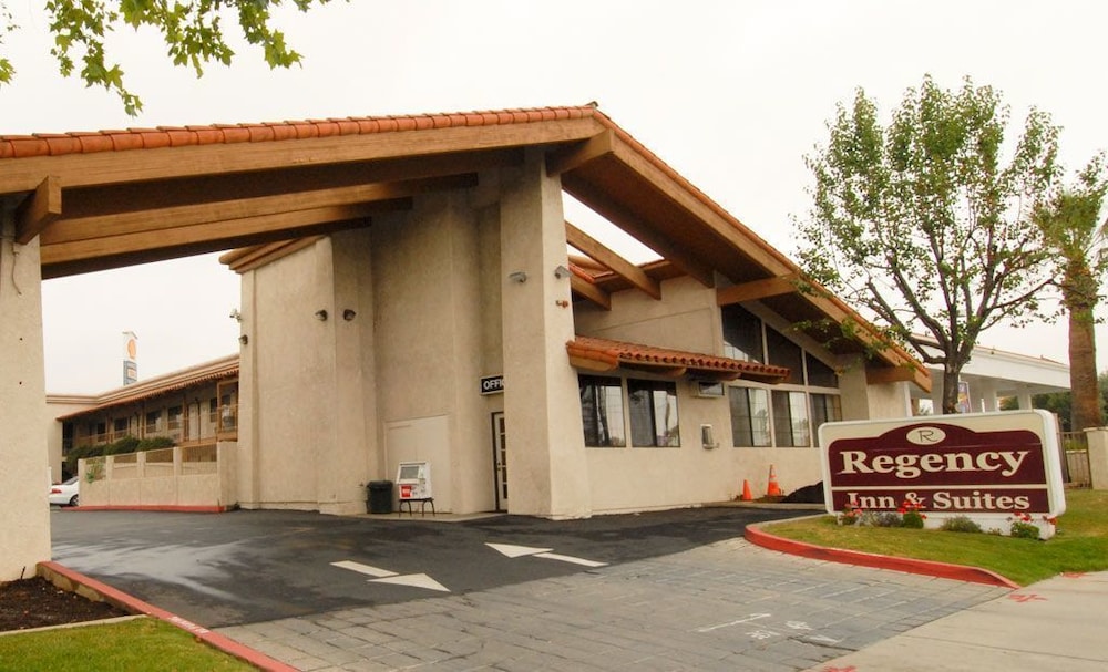 Regency Inn And Suites 21/27