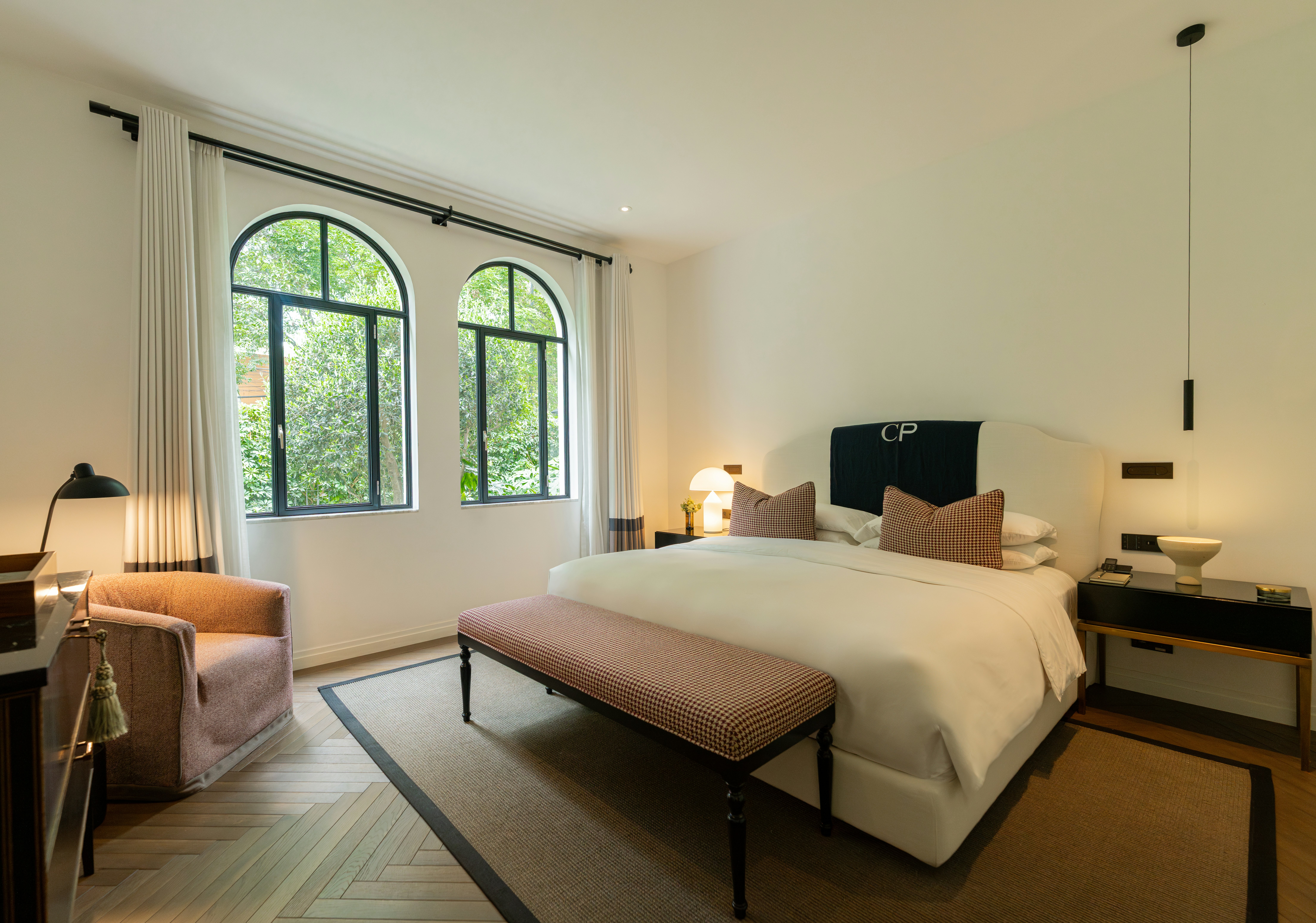 DELUXE, KING BED