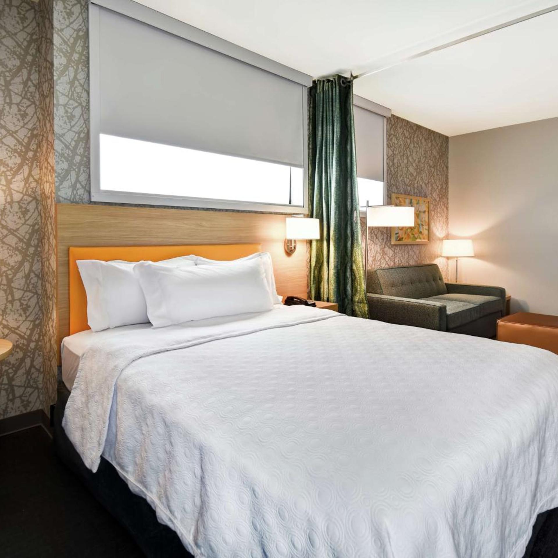 Studio, Queen Bed, Sofa