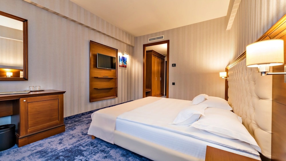 DELUXE, DOUBLE OR TWIN BED