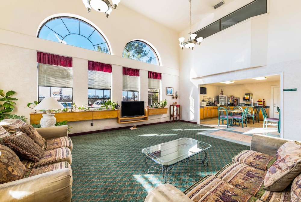Travelodge by Wyndham Decatur TX 31/39
