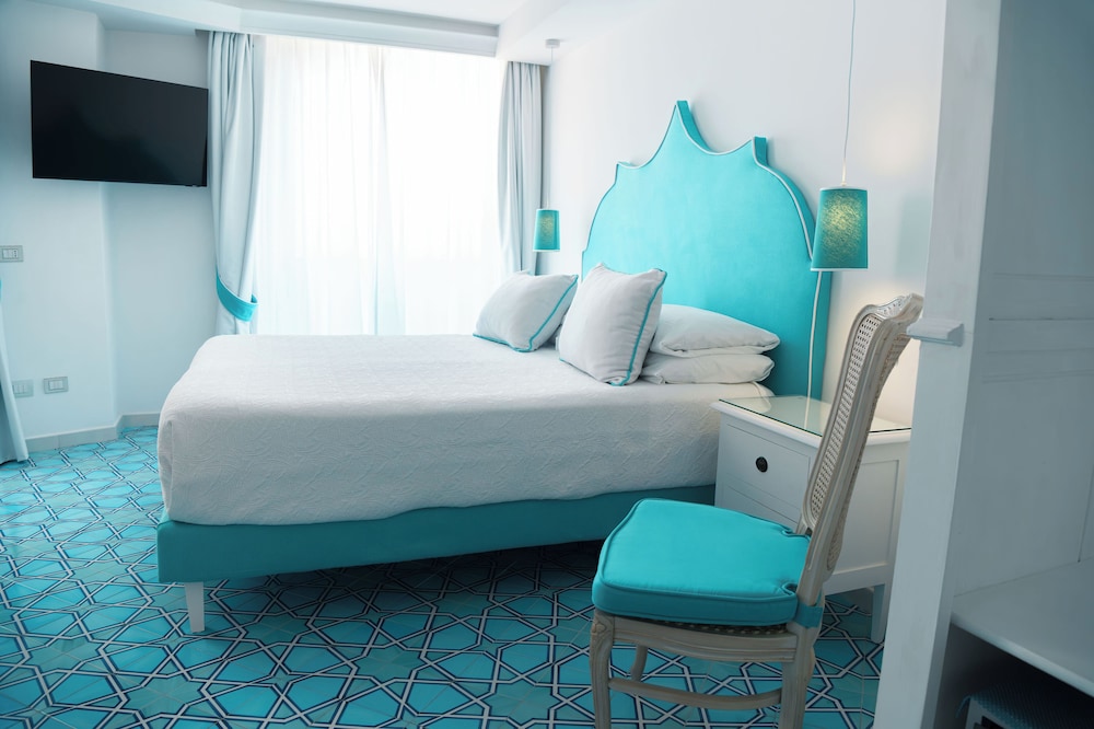CHARMING, SUITE