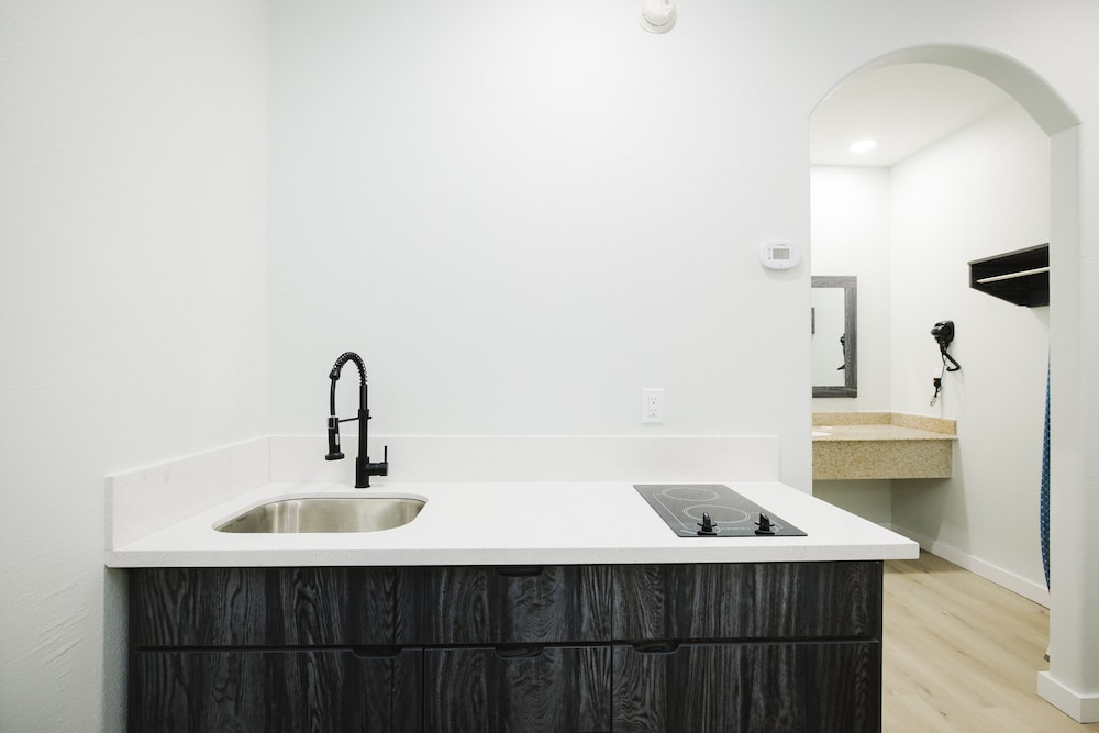 Sapphire Inn & Suites- Deer Park 34/36