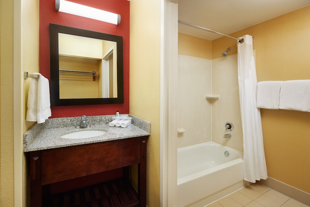 Holiday Inn Express Tifton 16/56
